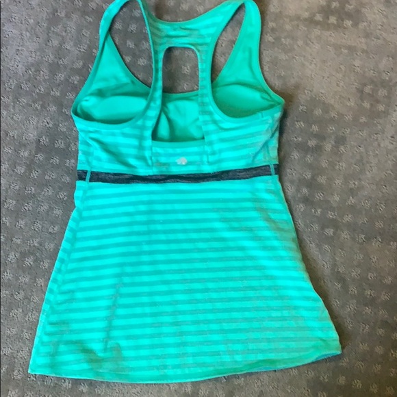 Workout top - Picture 2 of 3